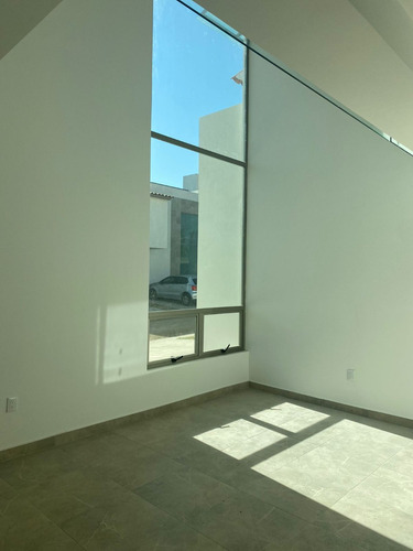Renta De Casa Semi-nueva En Toluca - Cacalomacan Casa Hermosa , En El Primer Cuadro De La Zona Residencial Campestre De Cacalomacan El Mas Exclusivo A 20 Min Del Centro De Toluca.