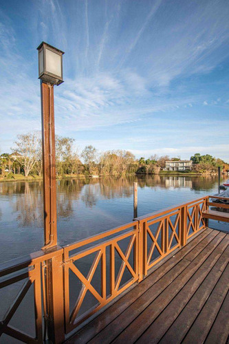 Venta De Casa Con Amarra ´propia Y Salida Al Río En El Barrio Santa María De Tigre, Tigre