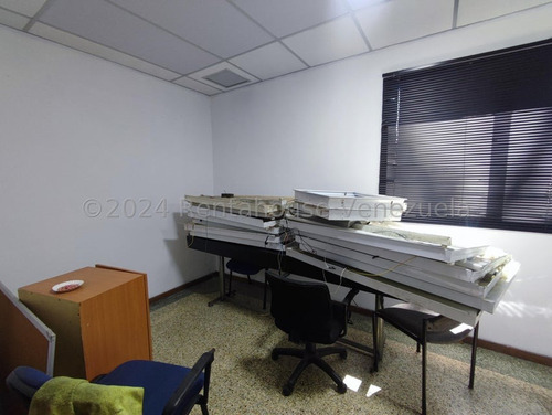 Los Chaguaramos !! Hermosa E Impecable Casa Acondicionada Para Uso De Oficina Y Comercial, 780 M2 Terreno, 828 M2 Const., 8 Oficinas, 5 Baños, 10 Pe, A/a, Sistemas De Seguridad. Excelente Ubicación !!