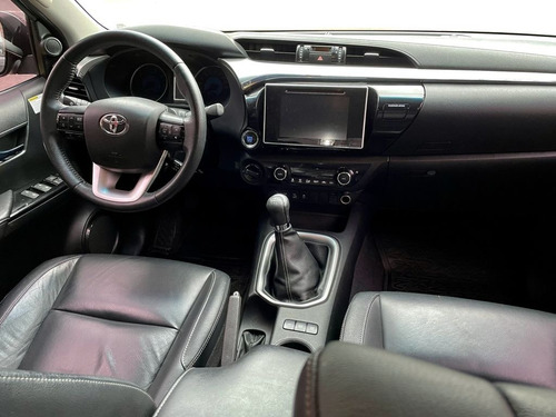 Imagen 9 de 12 de Toyota Hilux 2.8 D Srx 6mt 4x4 2016