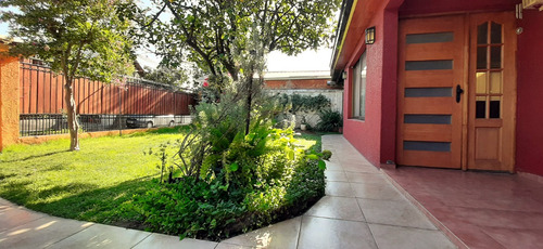 Sólida Casa Con Amplio Patio