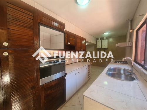 Casa En Venta De 6 Dorm. En La Reina