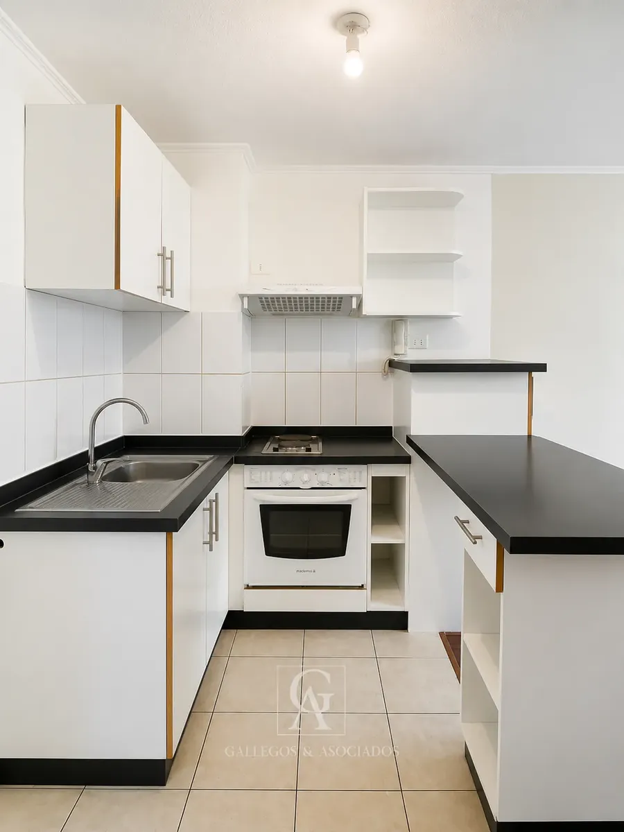 Imagen 3 de 10 de Departamento En Arriendo Con Vista Interior Santiago Centr