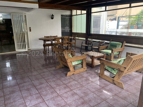 Interesante Apartamento De Un Área Total De 248,28, Distribuidos En Tres Ambientes, Áreas Sociales Y Habitaciones De 101,83 Y 146,45 De Terraza Y Jardín. Esta En Chacao