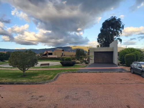 Excelente Casa De 2 Pisos, 4 Habitaciones Con Baño Y Zona Verde.