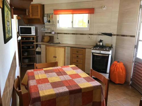 Imagen 10 de 22 de En Piriápolis, A Una Cuadra De La Playa Casa De 3 Dormitorios Y Barbacoa En El Fondo