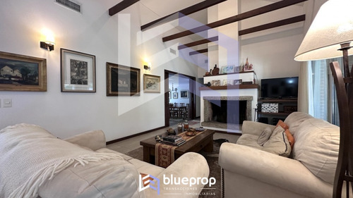 Casa En Venta En Playa Mansa En Privilegiada Ubicación, Una Manzana Sólo Para Ella.