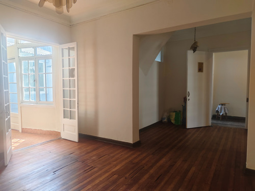 En Pleno Barrio Italia , Vivir Arriba Y Emprender Abajo