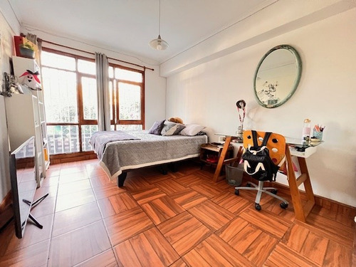 Casa En Venta De 5 Dorm. En Macul