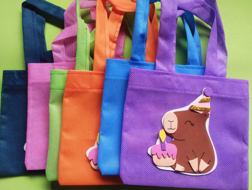 Capa Más Bolsita Golosinera En Friselina Capibara Carpincho Variado Infantil