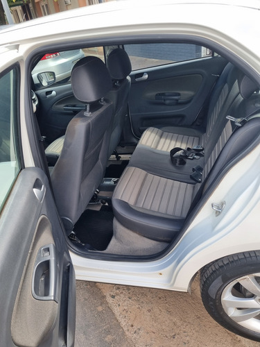 Volkswagen Voyage 1.6 Highline 101cv