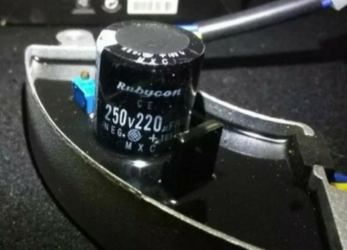 Imagen 3 de 7 de Avr Generadores 250v/220uf. 250v/470uf.. 450v/680uf