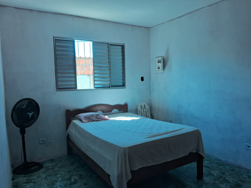 Casa Com 2 Dormitórios E Quintal Grande Na Praia