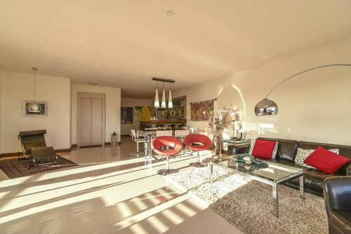 Excelente Apartamento De Tres Dormitorios Frente Al Mar - Punta Del Este- Ref: 3912