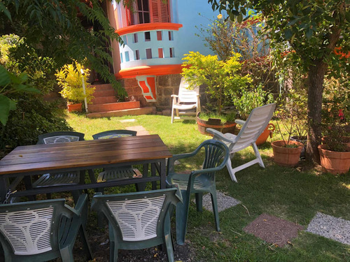 Casa En Alquiler En Piriapolis Con Parque Arbolado, Barbacoa Con Heladera Y Comedor Para 10 Personas