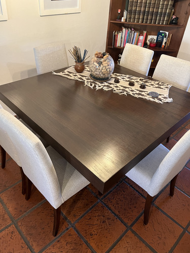 Juego De Mesa Y Sillas De Comedor 1,30x1,30 8 Sillas (usado) Marrón Liso (Usado)