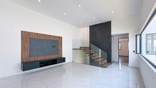 Casa En Venta En Metepec Con Diseño Moderno Y Jardín Interno