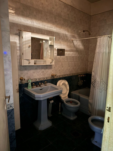 Casa En Venta A Refeccionar Excelente Ubicación Pellegrini 173. 4 Dormitorios