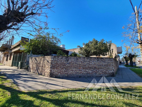 Venta De Casa 3 Amb En Lanus Este Con Patio, Fondo Y Garage