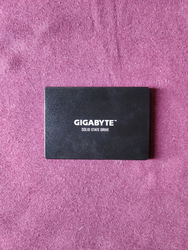 Disco Sólido Interno Gigabyte Gp-gstfs31240gntd 240 Gb Usada Negro (Usado)