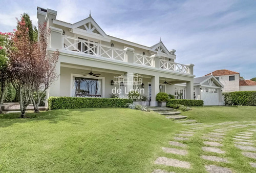 Encantadora Casa Cerca Del Mar Con Amplio Terreno Y Vistas Panorámicas