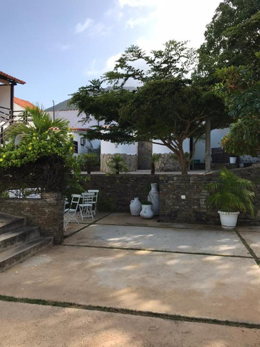Se Vende Posada 350m2, 7h/ 10b /8 Pe. Margarita.