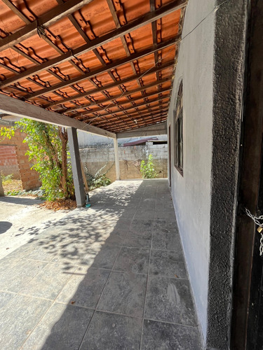 Casa Com 3 Quartos, Cozinha, Sala, 2 Banheiros, Varanda.