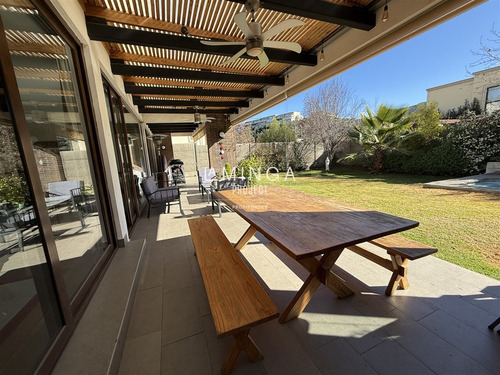 Casa En Venta De 6 Dorm. En Lo Barnechea