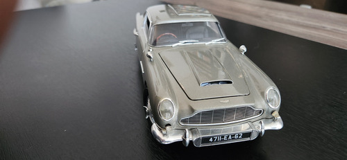 Aston Martin Db5 007 Goldfinger Escala 1/18 Hotwheels Partes Plateado (Usado)