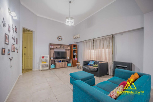 Casa 6 Ambientes En Venta. Banfield Con Pileta