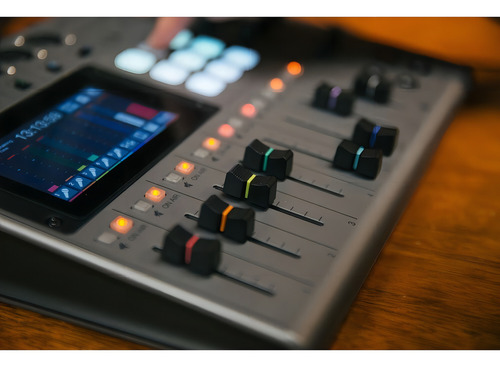 Gravador de podcast multifaixa portátil Zoom Podtrak P8 - cinza