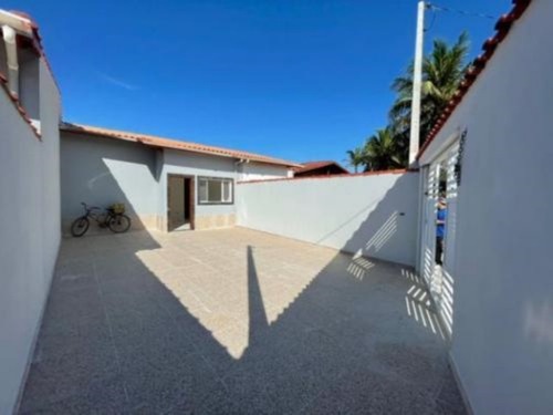 Imagem 13 de 17 de Casa No Bairro Campos Elíseos, Em Itanhaém, Litoral Sul De São Paulo, Localizado Em Lado Praia, Ficando À 50 Metros Do Mar. Imóvel Com 201 M² De Área Total, Sendo 67 M² De Área Construída. Possui Pisc