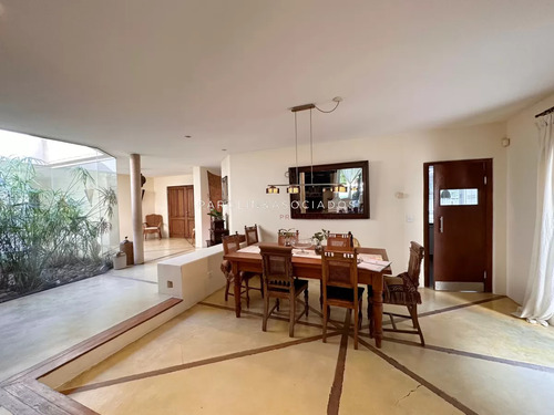 Hermosa Propiedad En Venta De 4 Dormitorios En Zona Lugano, Punta Del Este.