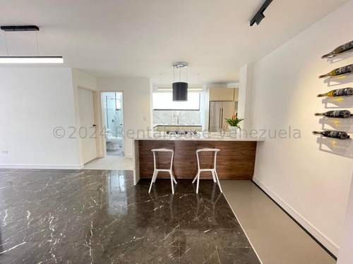 Jip 25-3629. Renta House Vende Hermoso 136 Mts2, Con Acabados De Primera Totalmente Remodelado. Urb Los Palos Grandes, Caracas