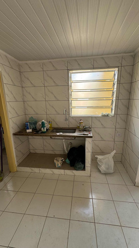Aluga-se Casa Com 2 Quartos E Amplo Quintal
