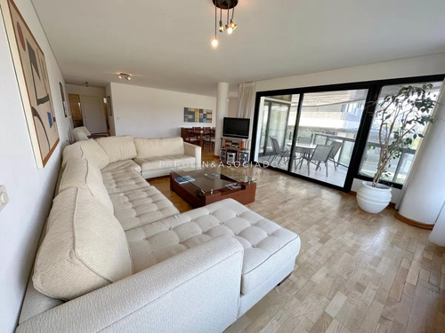 Apartamento En Venta En Primera Linea De Brava De 3 Dormitorios Edificio Arenas Blancas, Punta Del Este.