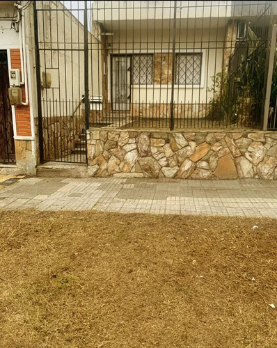 Alquiler En La Teja, Casa De 2 Dormitorios Al Frente, Con Jardin Y Rejas, Patio Chico Con Parrillero, Sin Gastos Comunes