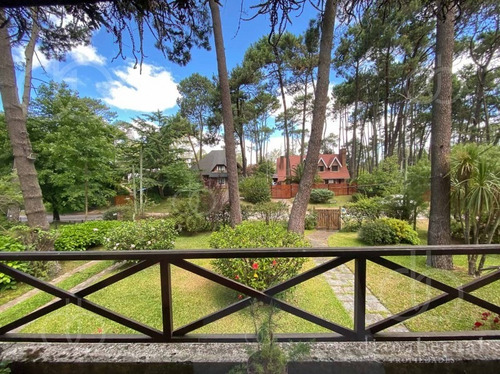 Cabaña De 3 Dormitorios Y Parrillero Techado En Pinares, Punta Del Este.- Ref: 1762