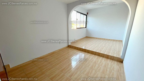 Casa En Venta Dos Niveles Col. Valente Díaz A 5 Minutos Del Aeropuerto.