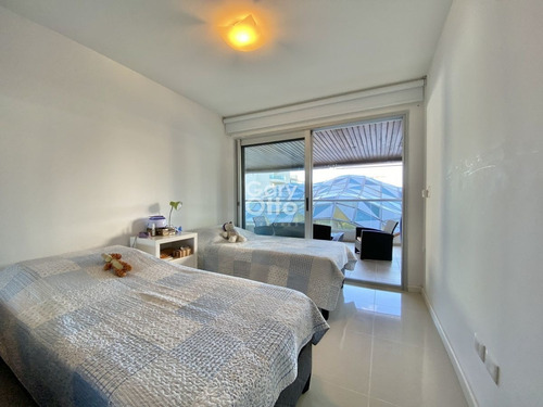 Imagen 11 de 14 de Venta De Apartamento De 2 Dormitorios En Edificio Icon Brava Punta Del Este