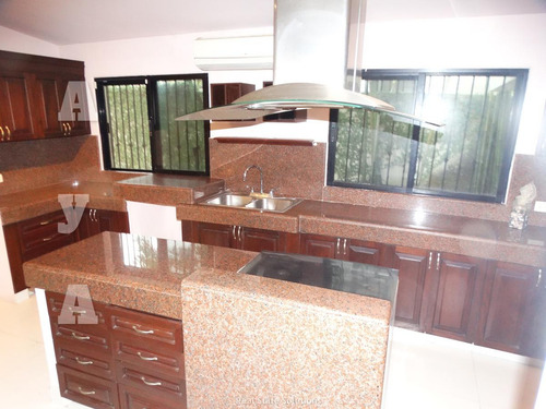 Casa En Venta, Estilo Clásico ,4 Recámaras En Residencial Campestre, Cancún