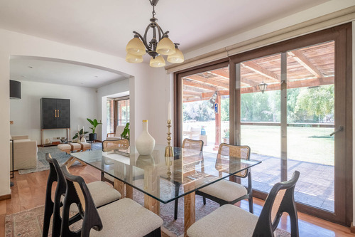Vive Seguro En Chicureo: Casa Chilena En Condominio Central