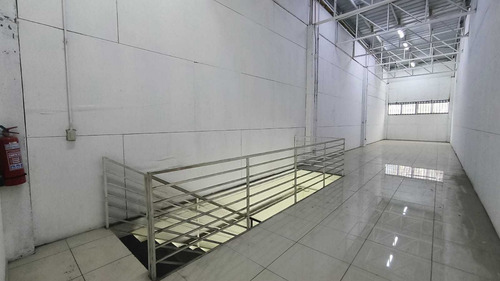 Amplio Y Centrico Local Comercial (77204)
