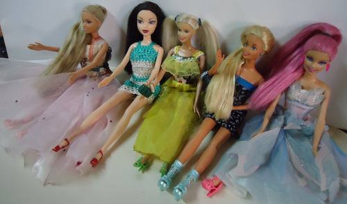 Set De 5 Muñecas De Cabello Largo Barbie (Usado)