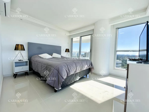 Apartamento De 2 Dormitorios Y Dependencia En Playa Brava - Punta Del Este