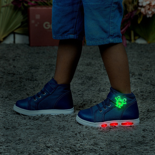 Imagem 2 de 5 de Tênis Infantil Menino Cano Alto Led Monstrinho Pisou Piscou