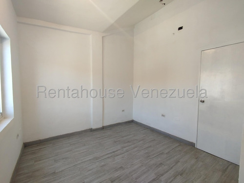 Townhouse En Alquiler Urb. Valle Jardín, Maracay 25-13740 Ki