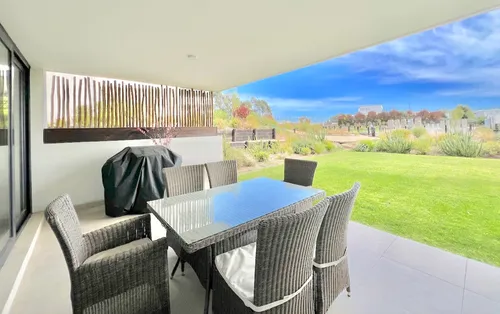 Excelente Departamento En Primer Piso Con Jardín En Marbella
