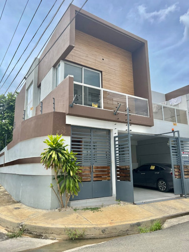 Vendo Hermosa Casa De 2 Niveles En La Autopista De San Isidro, Santo Domingo Este, República Dominicana