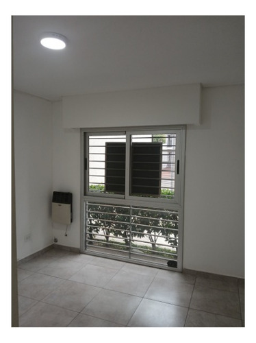 Reservado! Alquiler Departamento 2 Ambientes En Planta Baja Muy Luminoso Con Pequeño Espacio Verde Propio